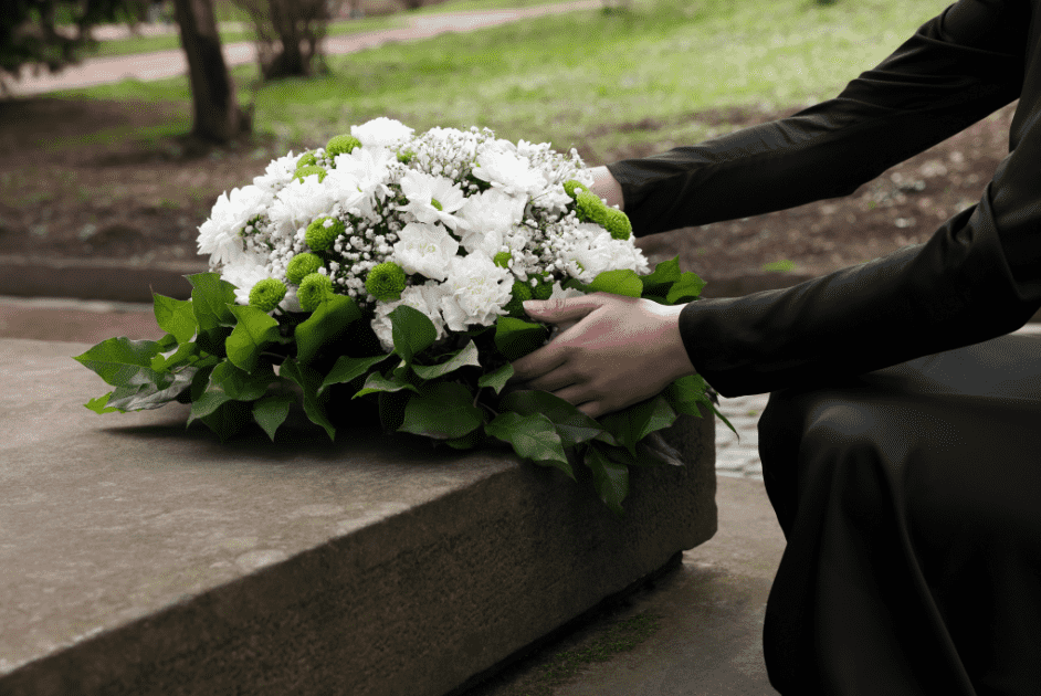 墓に花を添えている人
